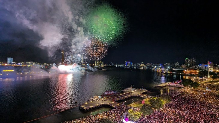 Thành phố Hồ Chí Minh: Hàng ngàn người dân thưởng thức màn pháo hoa mừng ngày thống nhất đất nước - ảnh 1