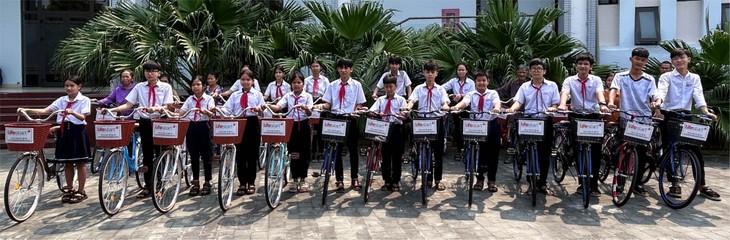 Lifestart Foundation tặng xe đạp cho học sinh nghèo ở Quảng Nam - ảnh 1