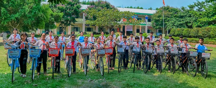 Lifestart Foundation tặng xe đạp cho học sinh nghèo ở Quảng Nam - ảnh 2
