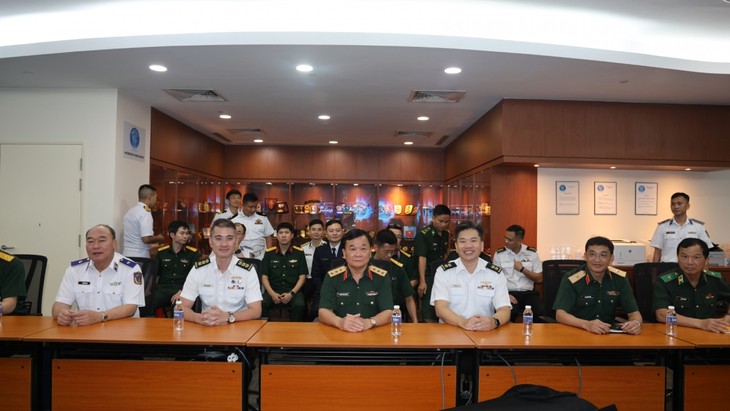 Thứ trưởng Bộ Quốc phòng Hoàng Xuân Chiến làm việc với Trung tâm IFC của Hải quân Singapore - ảnh 1