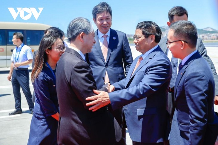 Thủ tướng Phạm Minh Chính tới Trung Quốc, bắt đầu tham dự Hội nghị WEF Đại Liên - ảnh 1