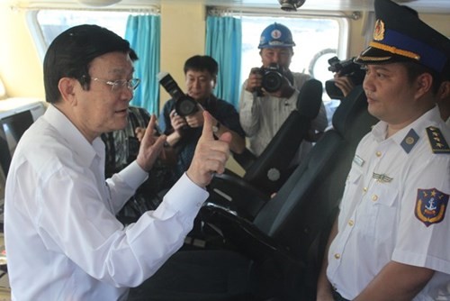 Президент Вьетнама навестил рыбаков, сотрудников морской полиции и береговой охраны в городе Дананг - ảnh 1
