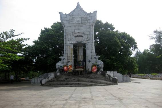 Посещение военного кладбища Чыонгшон в июльские дни - ảnh 2