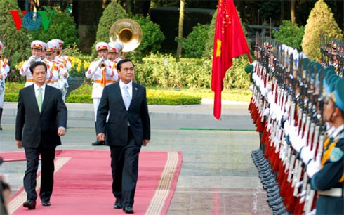 Премьер-министр Танланда посещает Вьетнам с официальным визитом - ảnh 1