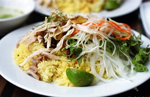 Рис с тушеной курицей древнего вьетнамского города Хойан – вкусное и запоминающееся блюдо - ảnh 1