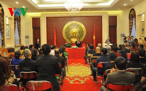 Посольство Вьетнама в Китае организовало новогоднюю встречу с представителями вьетнамской диаспоры - ảnh 1