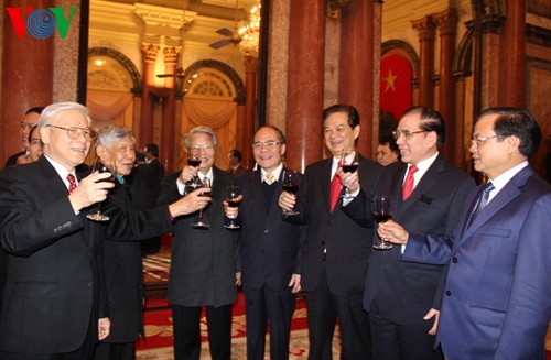 Генсек ЦК КПВ Нгуен Фу Чонг поздравил действующих и бывших руководителей страны - ảnh 2