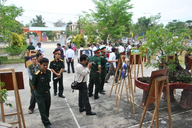 В стране проходят различные мероприятия в честь Дня освобождения Южного Вьетнама - ảnh 1
