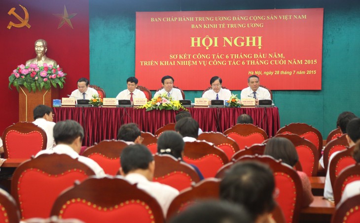 Вьетнам активизирует реструктуризацию экономики страны и международную интеграцию - ảnh 1