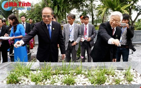 Руководители Вьетнама почтили память великого поэта Нгуен Зу - ảnh 1