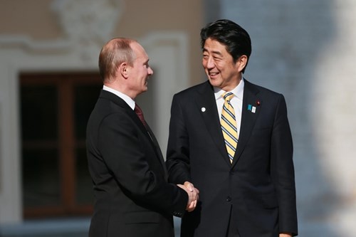 Владимир Путин провёл телефонный разговор с Синдзо Абэ  - ảnh 1