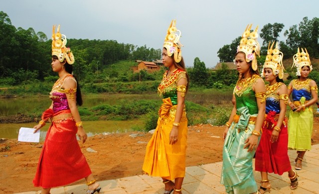Своеобразная традиционная одежда народности Кхмер - ảnh 3