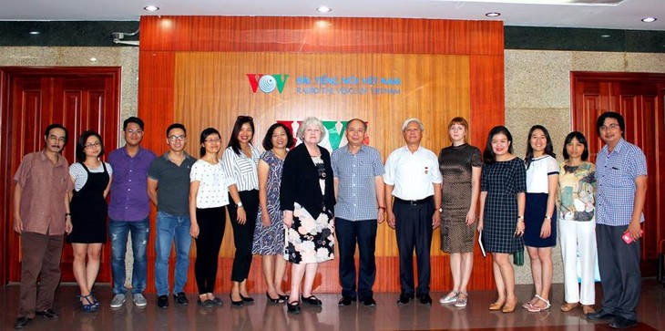 Встреча сотрудника радиостанции «Спутник» со своими коллегами на радио «Голос Вьетнама» - ảnh 1