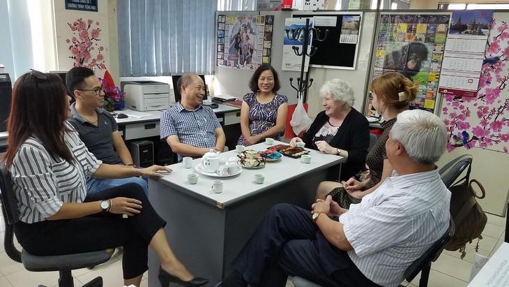 Встреча сотрудника радиостанции «Спутник» со своими коллегами на радио «Голос Вьетнама» - ảnh 3