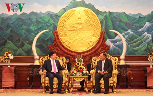 Вице-премьер Чинь Динь Зунг находится в Лаосе с визитом - ảnh 1