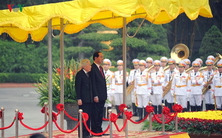 В Ханое состоялась официальная церемония встречи императора и императрицы Японии - ảnh 1