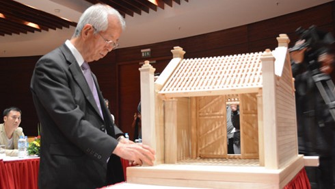 Ханойский музей получил в дар макет ворот деревни Монгфу от японского профессора, архитектора  - ảnh 1