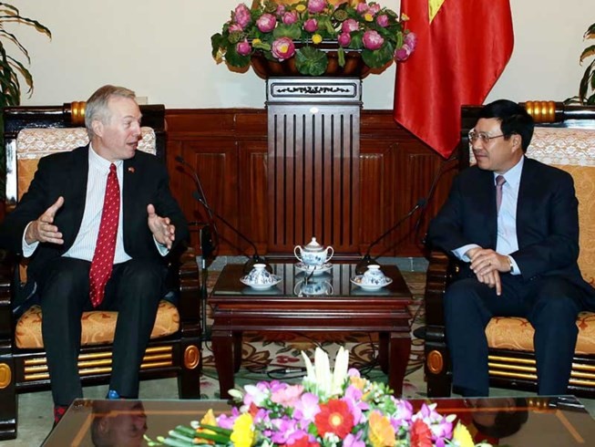 Вице-премьер, глава МИД Вьетнама Фам Бинь Минь принял посла США Теда Осиуса  - ảnh 1