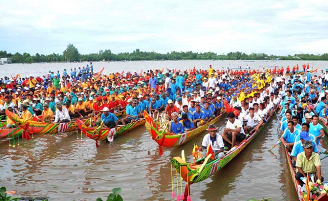 Праздник «Оок ом Бок» - гонка на лодках «Нго» представителей Кхмеров на юге Вьетнама - ảnh 1