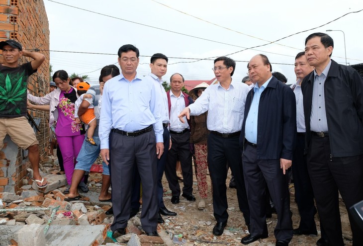 Премьер Вьетнама проверил ситуацию с ликвидацией последствий тайфуна в провинции Кханьхоа - ảnh 1