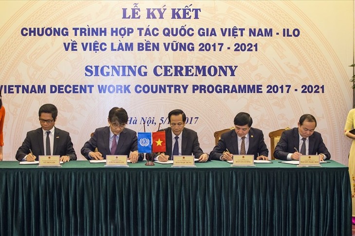 Вьетнам и МОТ подписали национальную программу сотрудничества по содействию устойчивой занятости  - ảnh 1