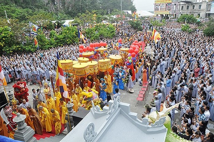 Десятки тысяч человек приняли участие в фестивале Куантхэам на горе Нгуханьшон - ảnh 1