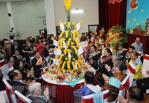 Посольство Лаоса в Ханое организовало встречу по случаю традиционного новогоднего праздника Бунпимай - ảnh 1