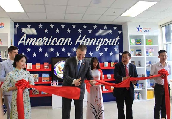 «American Hangout» - первая американская модель интерактивного обучения во Вьетнаме  - ảnh 1