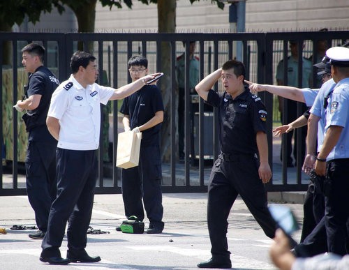Возле здания посольства США в Китае прогремел взрыв - ảnh 1