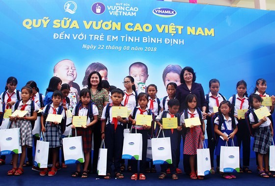 Вице-президент СРВ вручила подарки школьникам и малоимущим семьям провинции Биньдинь - ảnh 1