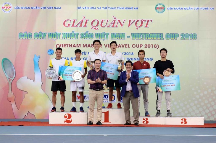 В городе Винь завершился Кубок по теннису Viettravel 2018 - ảnh 1