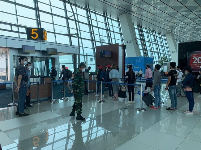 Более 280 граждан Вьетнама доставлены на Родину из Австралии - ảnh 1