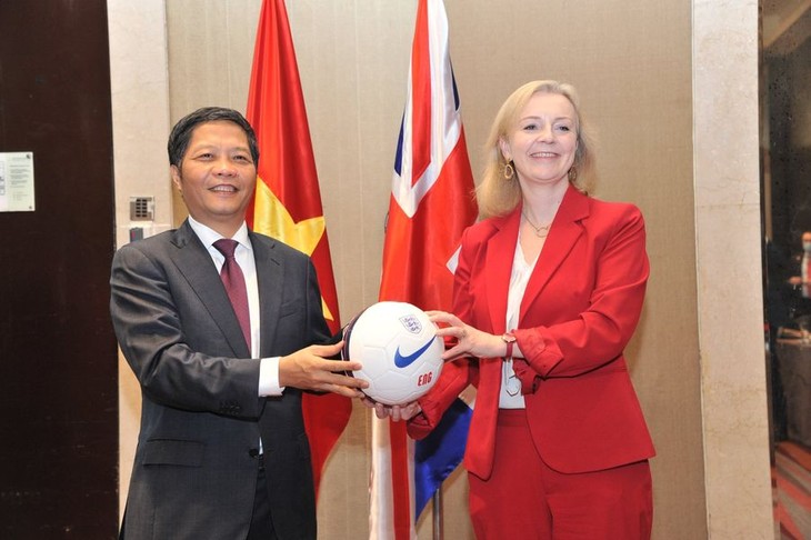 Вьетнам и Великобритания официально подписали Соглашение о свободной торговле  - ảnh 1