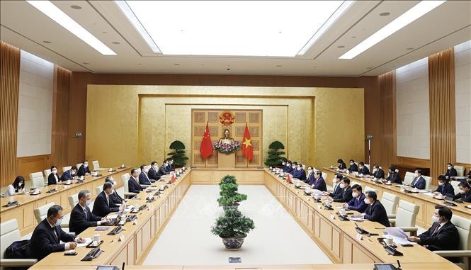 Премьер-министр Вьетнама Фам Минь Чинь принял члена Госсовета КНР, главу МИД Ван И  - ảnh 1