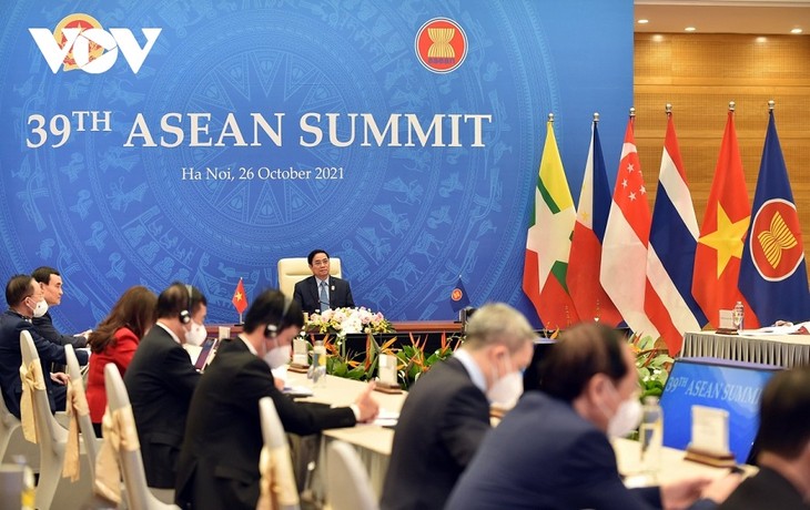 Премьер-министр Фам Минь Тинь принял участие в 38-м и 39-м саммитах АСЕАН - ảnh 1