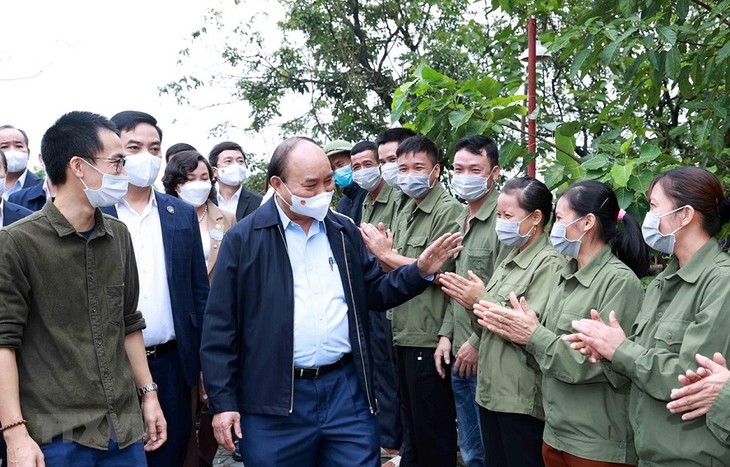 Президент Нгуен Суан Фук посетил лучшие кооперативы провинции Ниньбинь  - ảnh 1