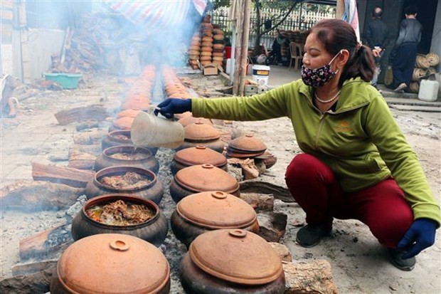 Тушеная рыба в горшочках «Нян Хау» - фирменное блюдо земли Ханам - ảnh 1