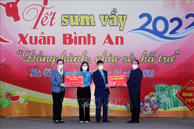 Вице-премьер Ле Ван Тхань принял участие программе «Тэт в кругу семьи – Мирная весна» 2022 в провинции Ханам - ảnh 1