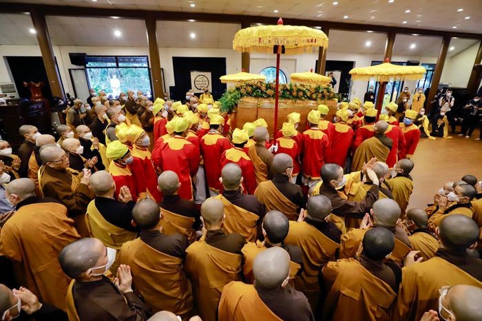Тысячи буддистов провожают почтенного монаха Тхить Нят Ханя в иной мир - ảnh 1