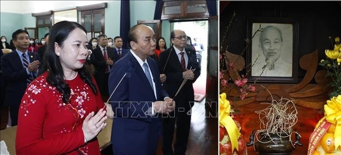 Президент Нгуен Суан Фук воскурил благовония в память о президенте Хо Ши Мине - ảnh 1
