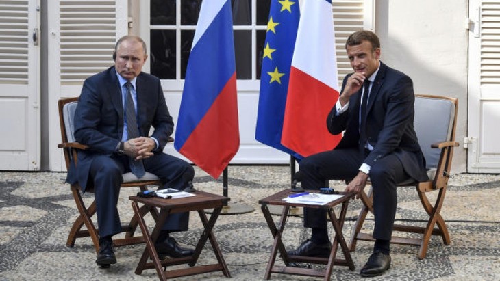 Президент Франции Эммануэль Макрон начинает визит в Россию и Украину для деэскалации напряженности - ảnh 1