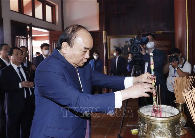 Президент Нгуен Суан Фук зажёг благовония в мемориальном комплексе в память о премьер-министре Фам Ван Донге в провинции Куангнгай - ảnh 1