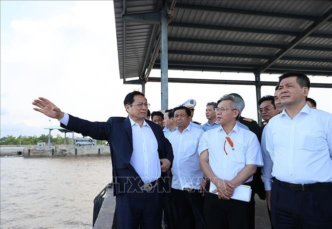 Премьер-министр проверил ход реализации проектов строительства крупнейшего морского порта в дельте реки Меконг и теплоэлектростанции Лонгфу 1 - ảnh 1