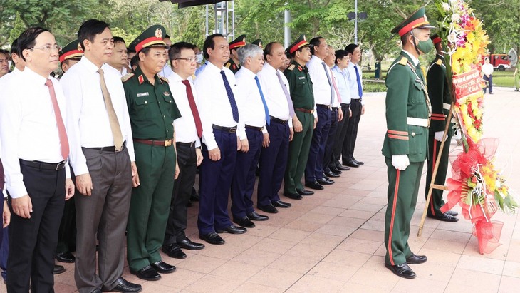 Президент Нгуен Суан Фук зажёг благовония в память о героях и павших фронтовиках в древней цитадели Куангчи - ảnh 1