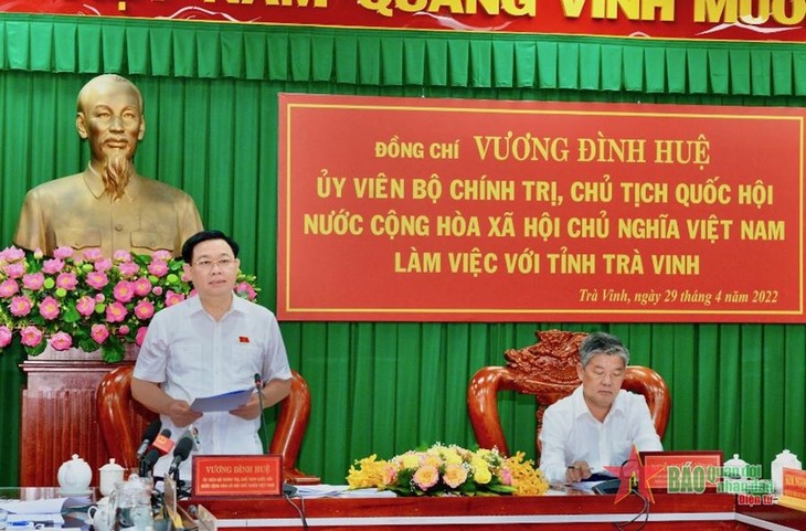 Выонг Динь Хюэ обратил внимание властей провинции Чавинь на важность реализации политики в отношении лиц, имеющих заслуги перед Отечеством - ảnh 1