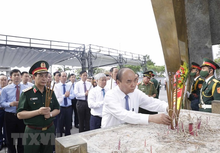Президент Вьетнама зажёг благовония в память о героях и фронтовиках, павших в провинции Куангчи - ảnh 1