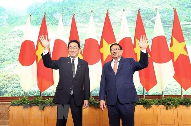 Премьер-министры Вьетнама и Японии приняли участие в семинаре по двустороннему сотрудничеству в областях технологических инноваций, цифровой трансформации и диверсификации цепочек поставок - ảnh 1