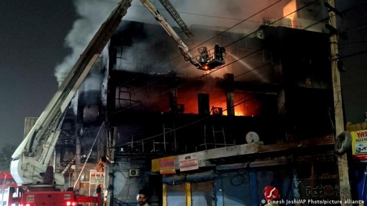 27 человек погибли и десятки человек пострадали из-за пожара в столице Индии  - ảnh 1