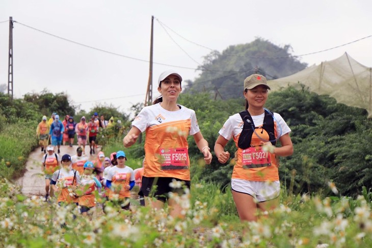 Более 1500 спортсменов из 32 стран мира приняли участие во марафоне по вьетнамским тропам 2022 года - ảnh 1
