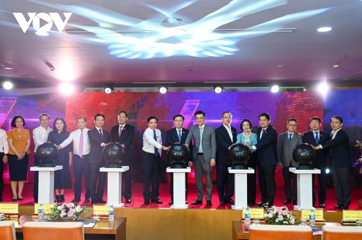 Председатель Нацсобрания принял участие в церемонии представления нового логотипа телеканала вьетнамского парламента  - ảnh 1